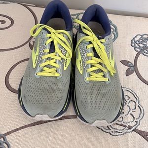 Ladies Brooks Ghost 14 Running Shoes. Size 8.5 M. Good used condition.